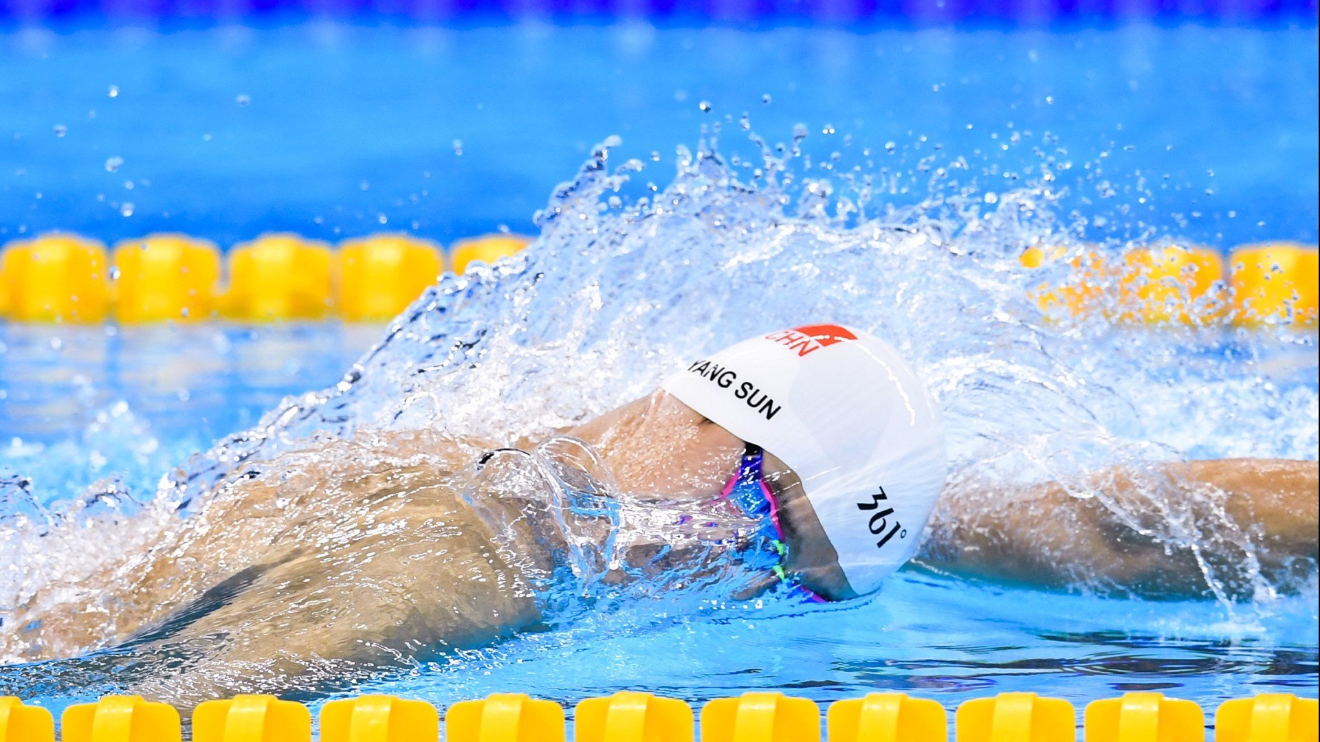 F1新赛季揭幕战之夜，莱奥关键战不手软，当赛道成为命运沙盘