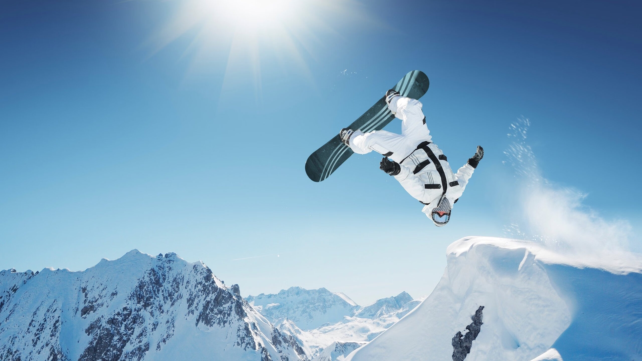 F1新赛季揭幕战之夜，莱奥关键战不手软，当赛道成为命运沙盘