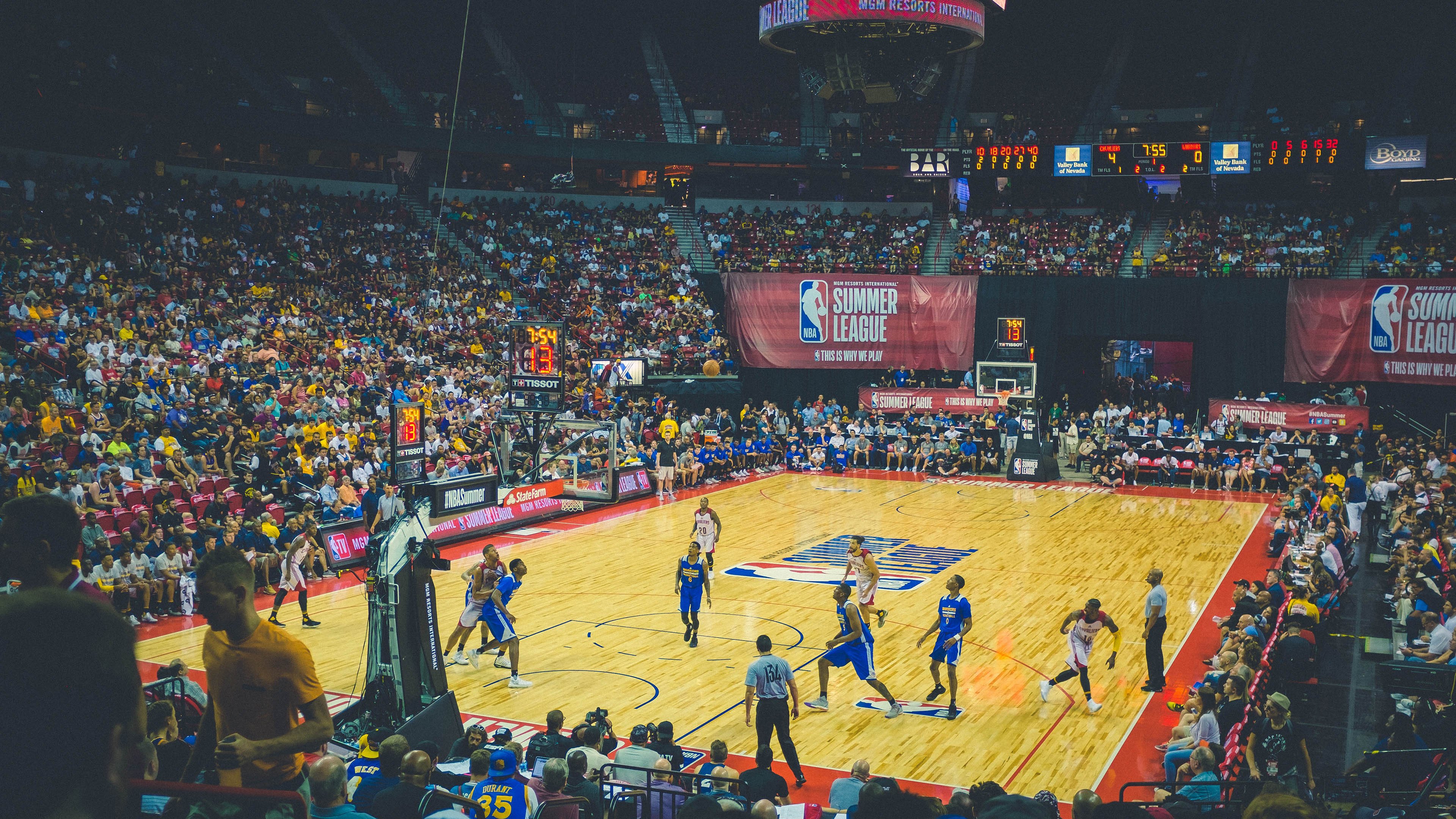 德罗赞狂飙破纪录,勇士巅峰对决力克雄鹿