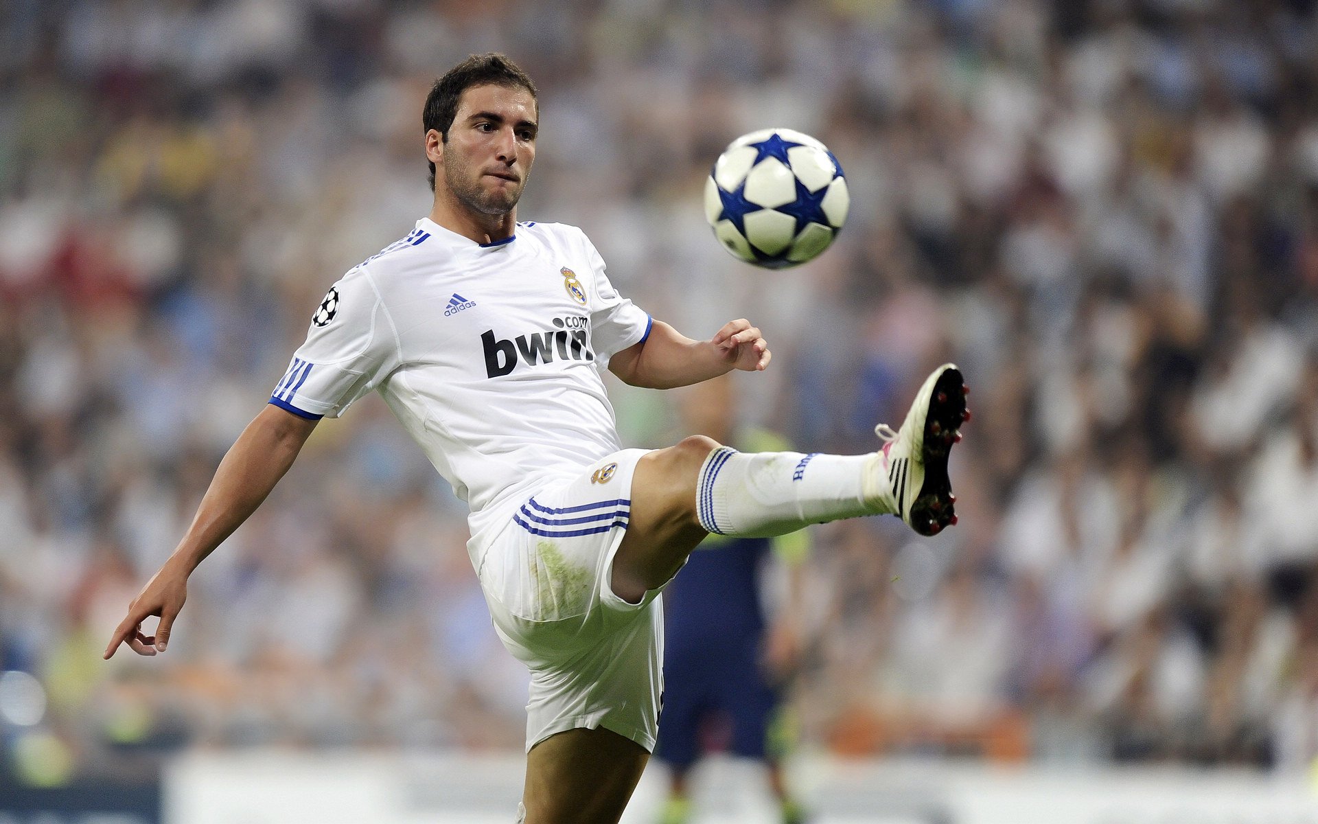 开云下载-西甲德比映照东方赛场，当上海队淘汰奇才，我们看见体育的平行宇宙